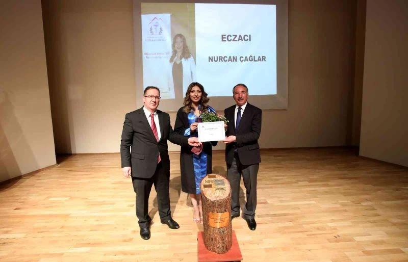 AİÇÜ Eczacılık Fakültesi’nde mezuniyet sevinci
