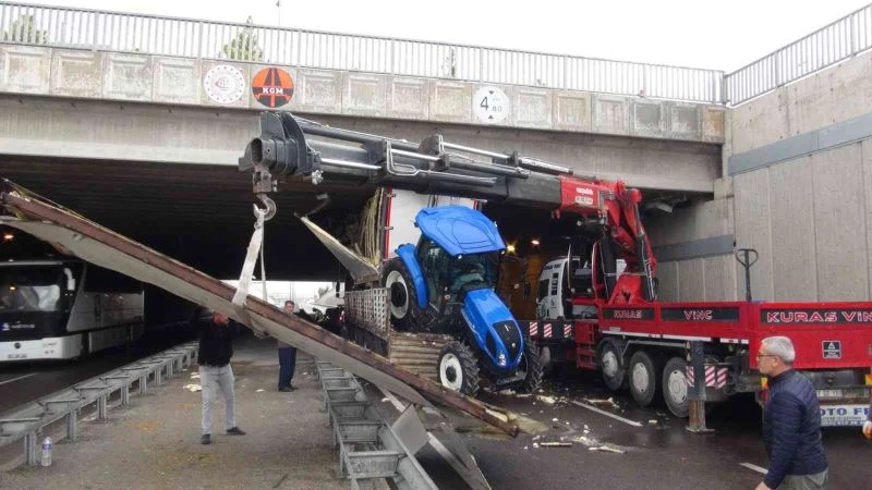 Niğde’de tır köprüye sıkıştı
