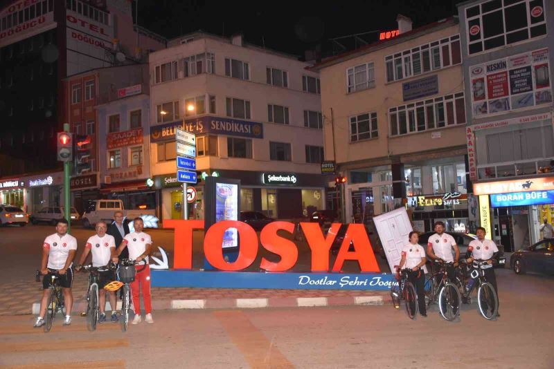 Çanakkale’den Samsun’a şehit toprağı taşıyan bisikletliler Kastamonu’ya ulaştı
