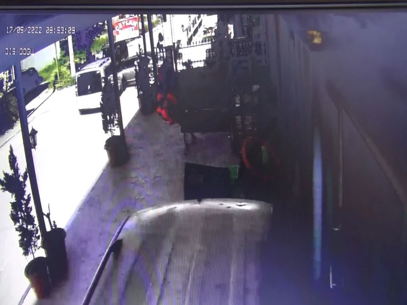 Kavşakta iki aracın çarpışma anı kamerada
