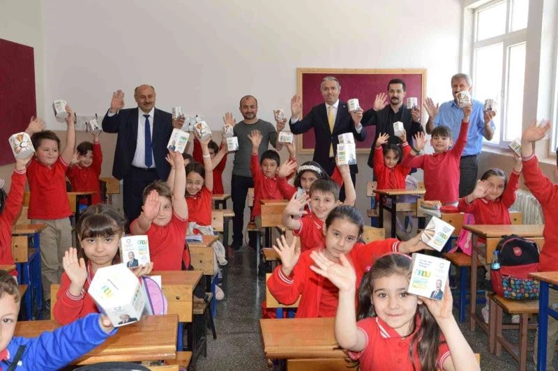 Başkan’dan öğrencilere kitap kumbarası
