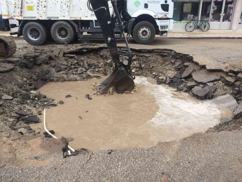 Su borusu patladı yolda dev çukur oluştu
