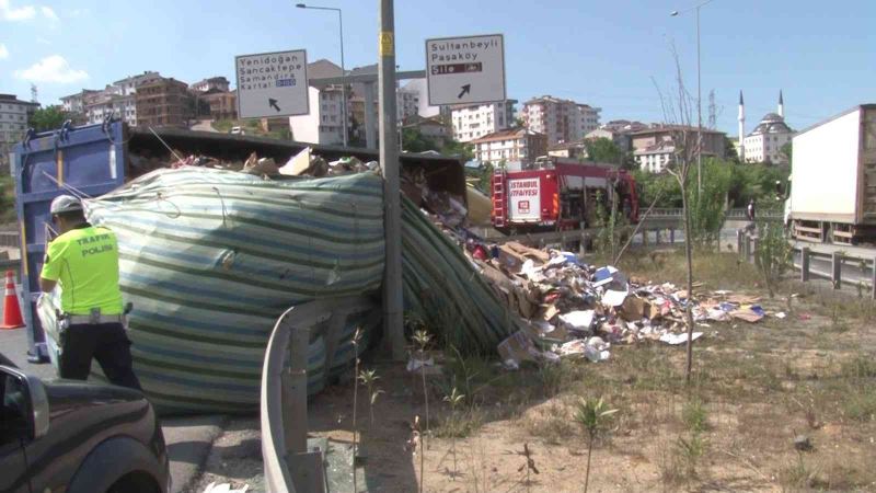 Sultanbeyli’de atık yüklü kamyon devrildi: 1 yaralı
