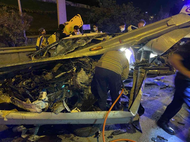 Ümraniye’de feci kaza: Bariyerlere ok gibi saplandı
