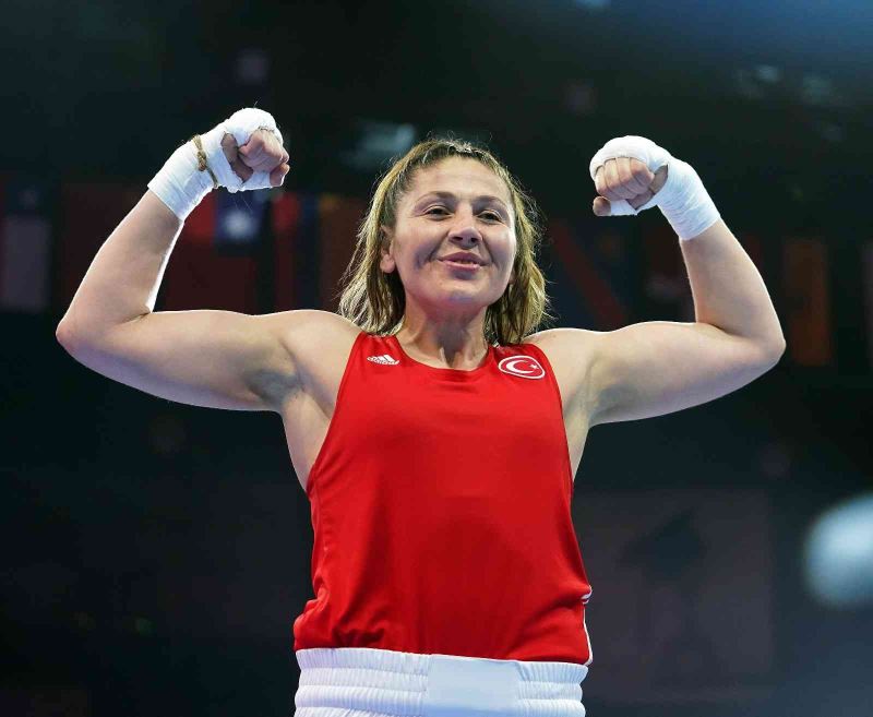 Dünya Kadınlar Boks Şampiyonası yarı final karşılaşmasında 81 kiloda ringe çıkan Şennur Demir, Polonyalı Lidia Maria Fidura’yı mağlup ederek finale yükseldi.