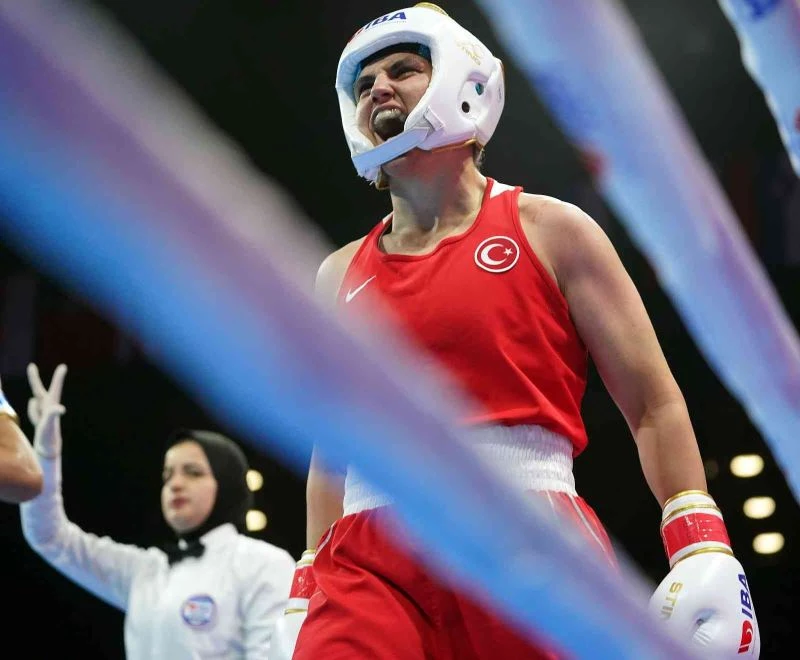 Dünya Kadınlar Boks Şampiyonası’nda 66 kiloda Busenaz Sürmeneli, yarı finalde Tayland’dan Janjaem Suwannapheng’i yenerek finale yükseldi.