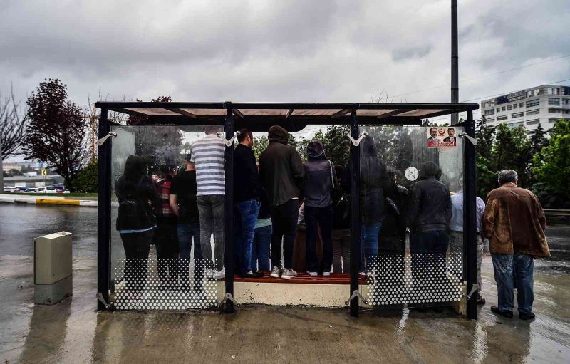 Küçükçekmece’de yağıştan kaçan vatandaşlar duraklara sığındı

