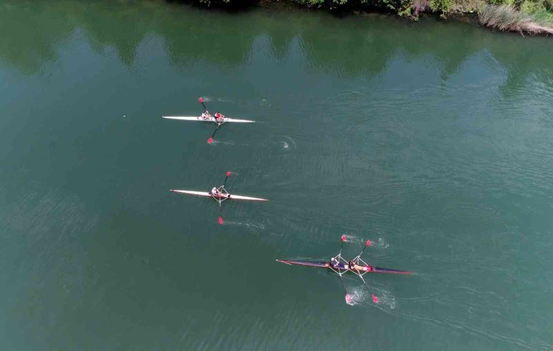 Bin 800 metre parkuru bulunan Gülüç Irmağı’nda ilk kürek yarışları yapıldı
