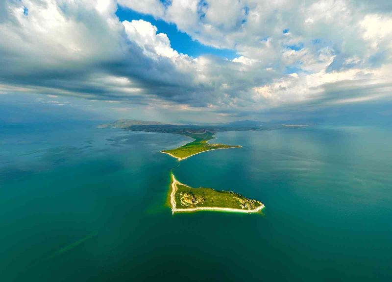 Van’ın el değmemiş adası Maldivler’i aratmıyor
