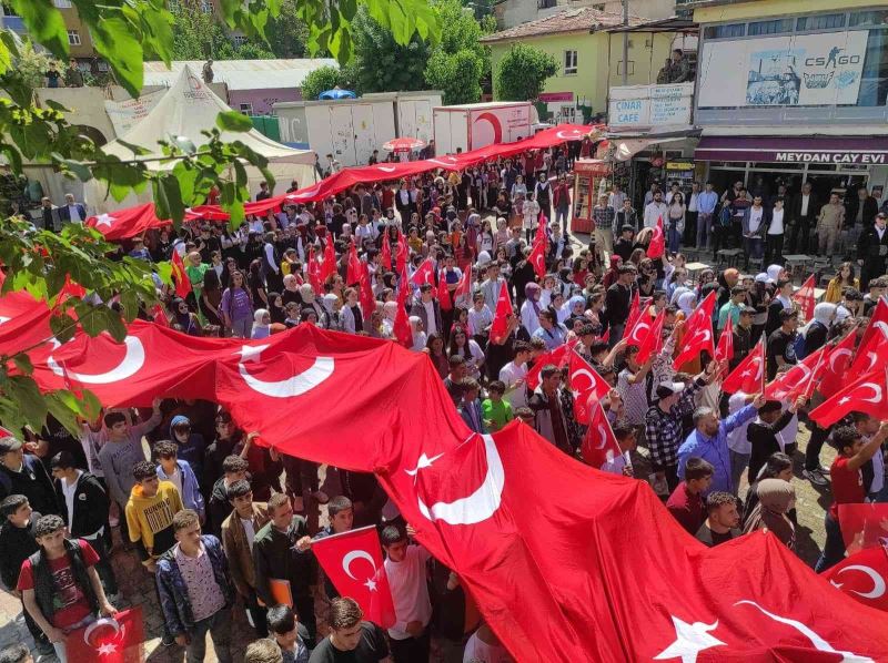 3 bin rakımlı Mereto Dağı eteklerinde dev bayrak eşliğinde yürüyüş düzenlendi
