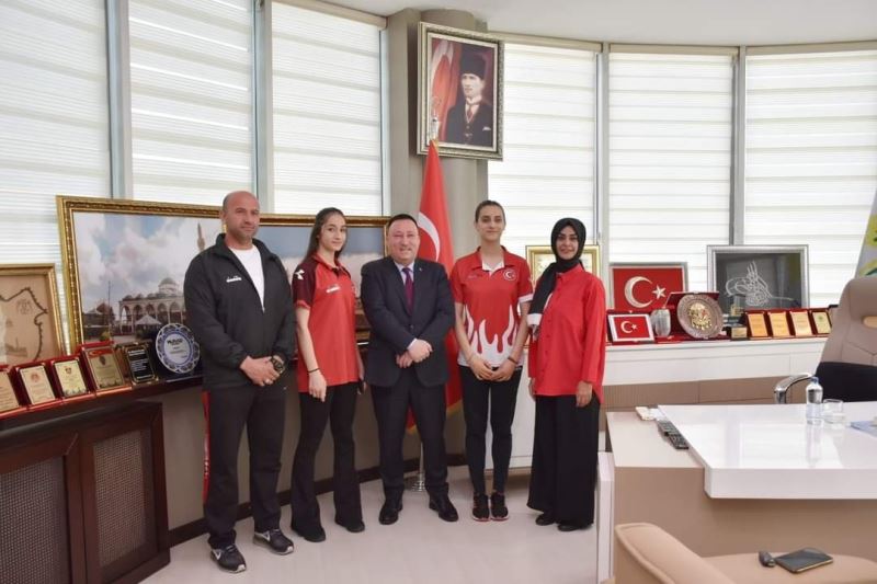 Başkan Beyoğlu şampiyonları kabul etti

