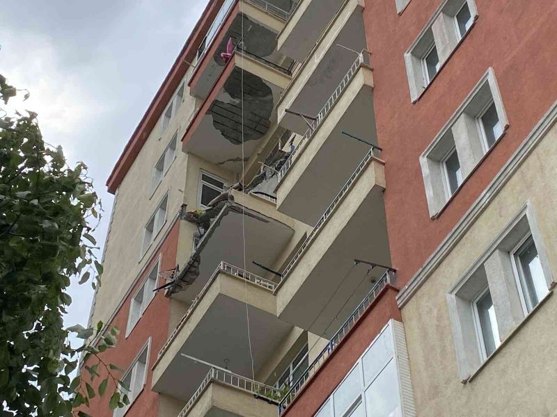 Beylikdüzü’nde şiddetli rüzgardan binanın balkonu çöktü
