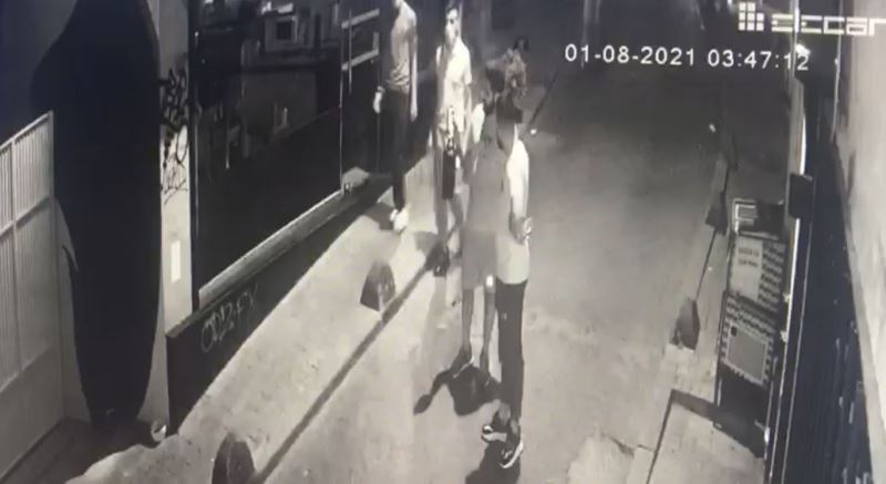 İstanbul’da kapkaç şoku kamerada: Fotoğraf gösterirken telefonunu çaldılar

