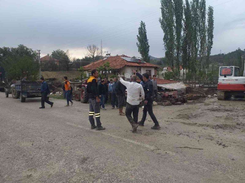 Antalya’da 2 mahallede sağanak yağış sonrası su baskınları oluştu
