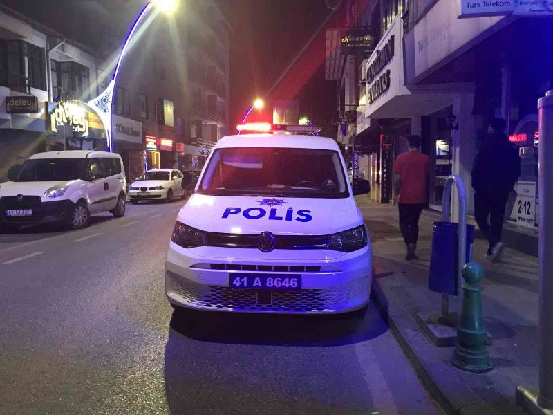 İl dışındaki komşusunun dairesinde kanlar görünce polis çağırdı
