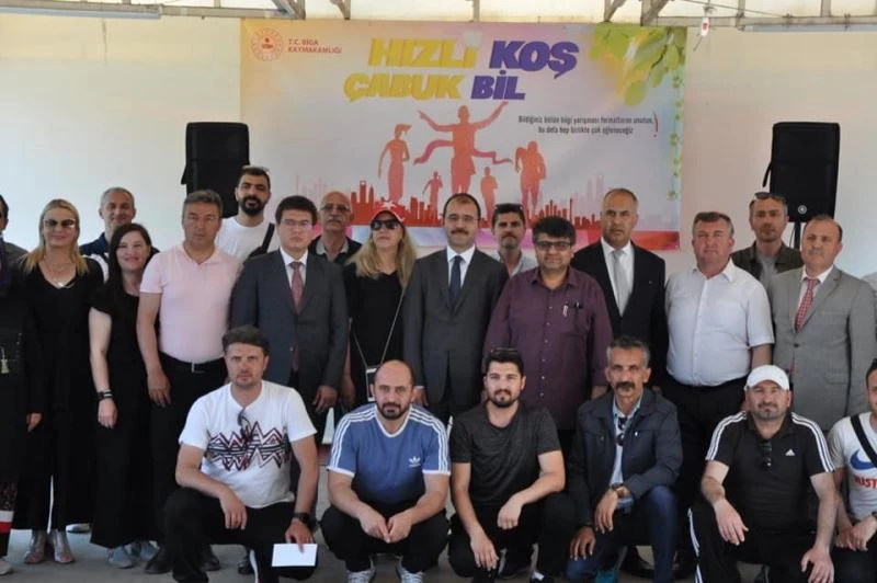 Liseli öğrenciler hem hızlı koşmak hem de hızlı bilmek için ter döktü
