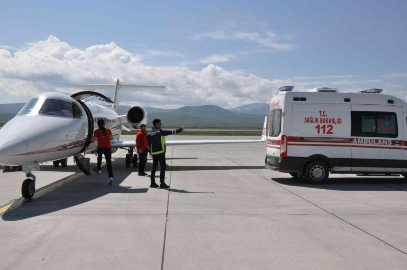 Ambulans uçak kalp hastası bebek için havalandı
