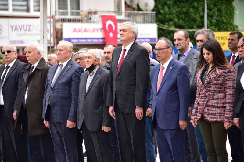 Bazı parti ve STK’lar Atatürk Anıtı’na çelenk sundu
