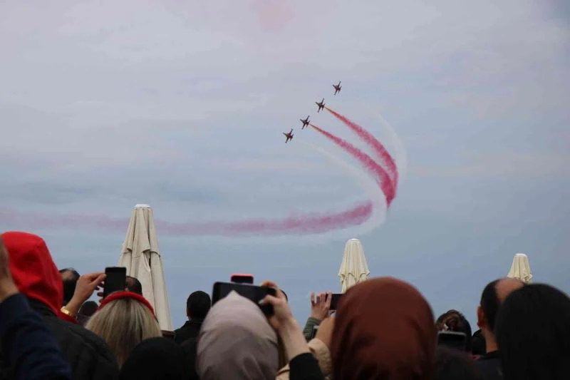 Solo Türk ve Türk Yıldızları gösterileri nefes kesti
