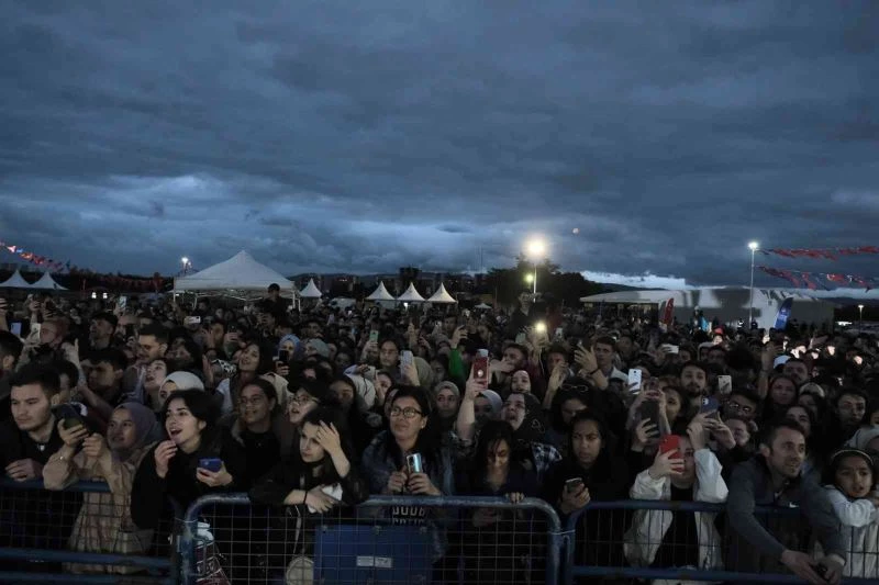 Bursalı gençler, Bilal Sonses ile coştu
