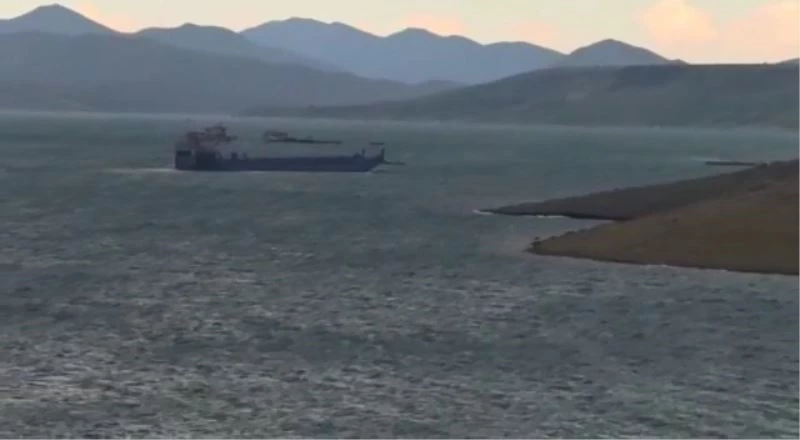 Elazığ’da fırtına feribotu sürükledi
