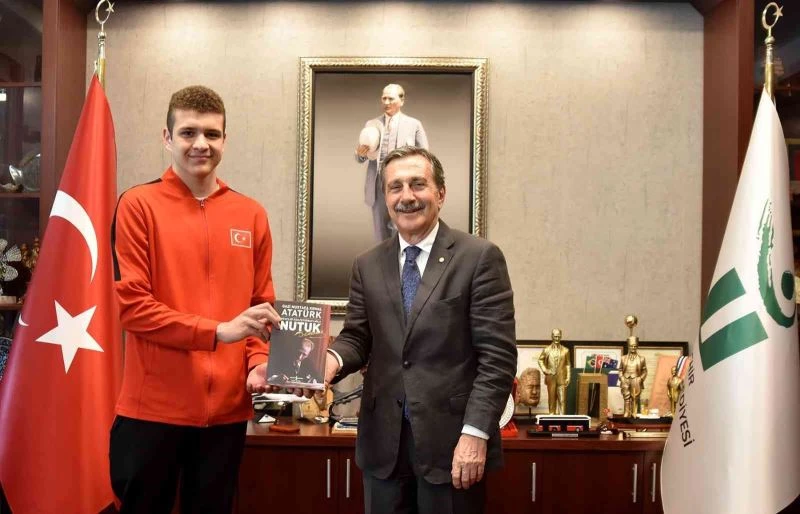 Başkan Ahmet Ataç, milli yüzücü Emre Kahraman’ı kutladı
