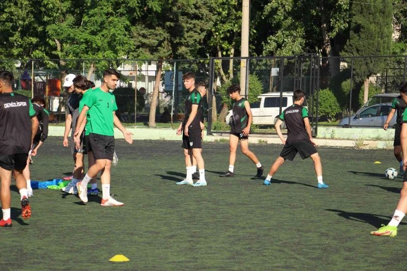 Genç horozlar grup finalleri için hazırlıklara başladı
