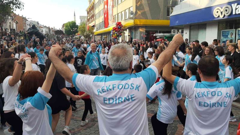 Edirne’de 1919 kişi aynı anda halay çekti
