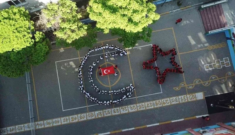 Pendik’te ilkokul öğrencilerinden 19 Mayıs için ay yıldızlı koreografi
