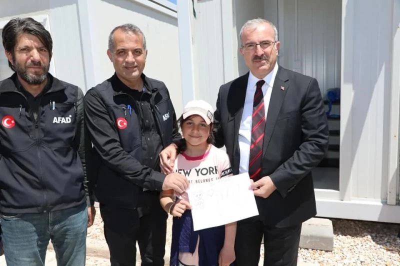 Ukrayna’dan tahliye edilen 8 yaşındaki Melisa mutluluğunu resimlerine yansıttı
