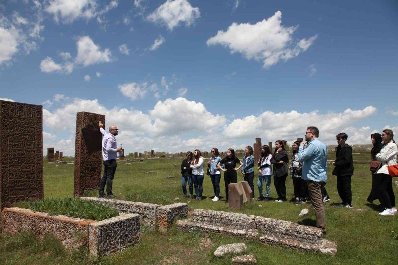 Giresunlu öğrenciler Ahlat’ı gezdi
