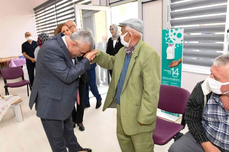 Uşak protokolünden huzurevine bayram ziyareti
