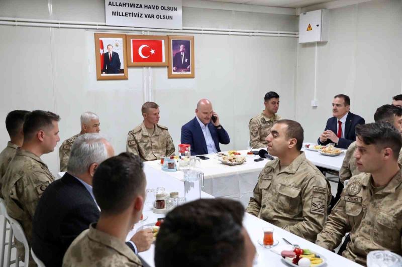 Cumhurbaşkanı Erdoğan, Zirvin Tepe Üs Bölgesi’ndeki Askerlerin Ramazan Bayramı’nı kutladı
