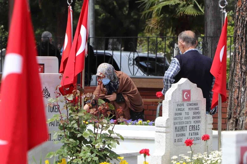 Şehitlikte buruk bayram
