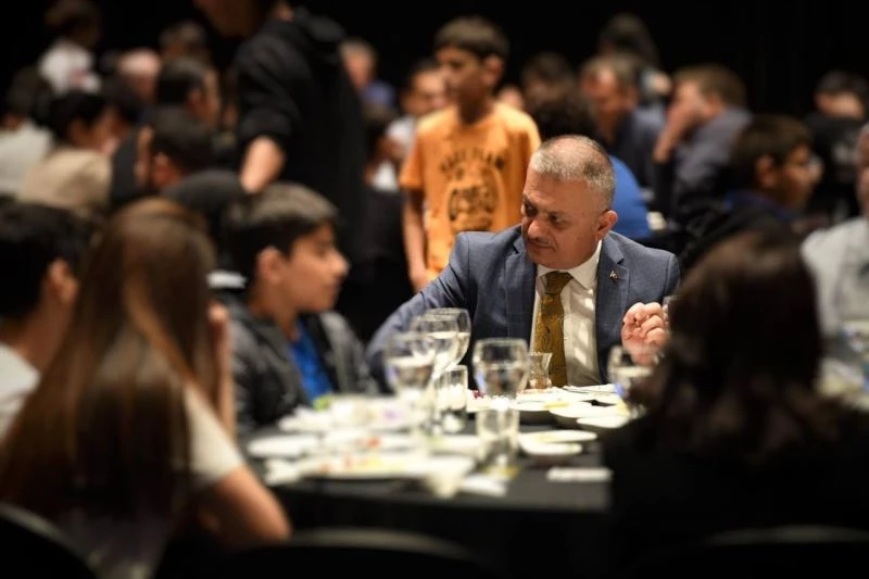 Antalya protokolü çocuklarla kahvaltı yapıp yaşlıların elini öptü
