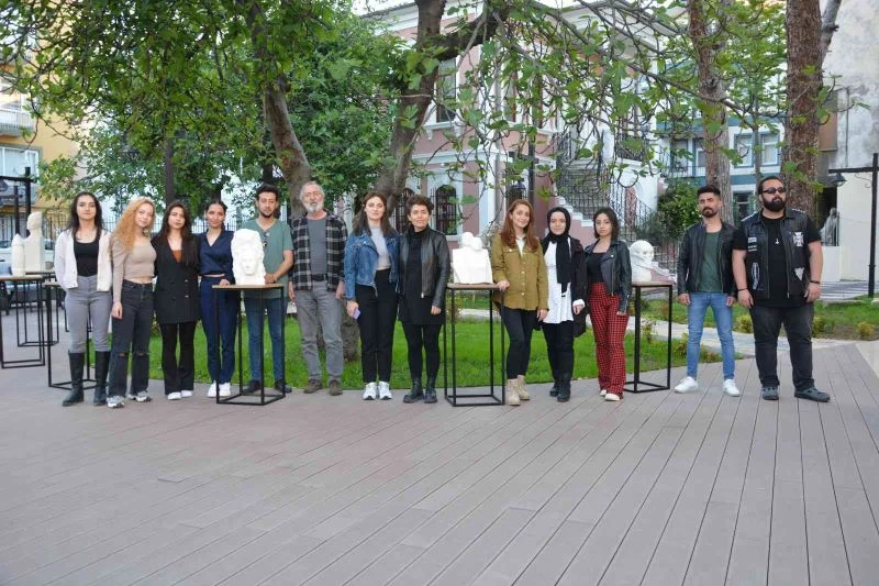 Taşları sanatla buluşturan üniversiteli gençler 12 eser ortaya çıkardı
