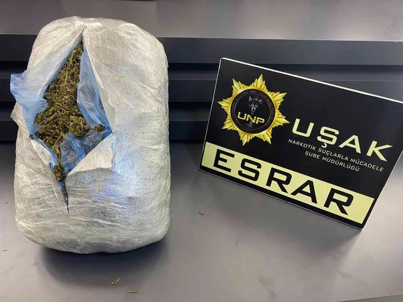 1 kilo esrarla yakalanıp serbest bırakıldılar
