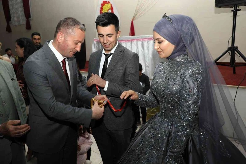 Ağrı Milli Eğitim Müdürü Kökrek, yurtta büyüyen ve iş hayatına atanan gençlerin mutluluklarına ortak oldu
