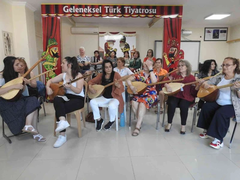 Edirneli kadınlar bağlama ile hayata bağlandı

