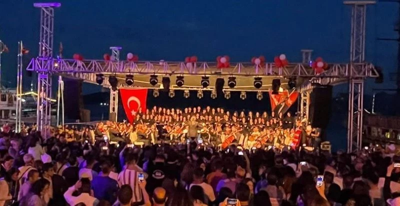 Marmaris’te gençlerden oluşan 120 kişilik koro konser verdi
