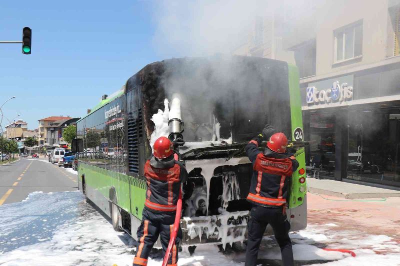 Seyir halindeki belediye otobüsü alev alev yandı

