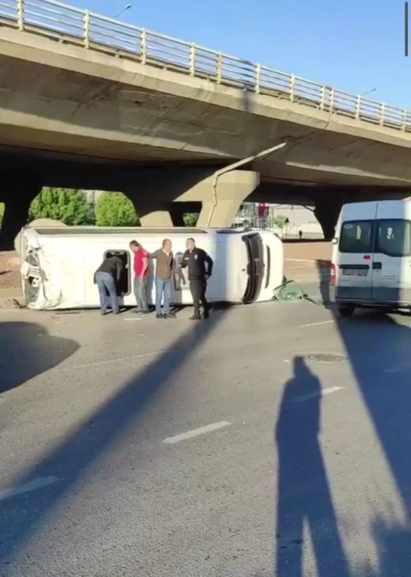 5 kişinin yaralandığı kazada, devrilen servis minibüsünün şoförü olay yerinden kaçtı
