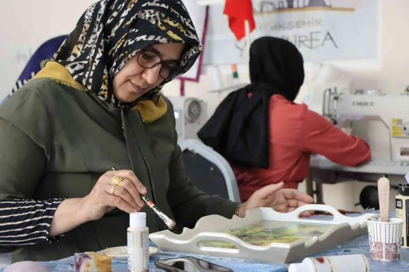 Kadınlar öğrenip aile bütçesine katkı sağlıyor
