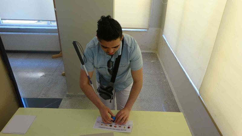 Görme engelli vatandaşlar braille yazılı şablonla ilk oylarını kullandı
