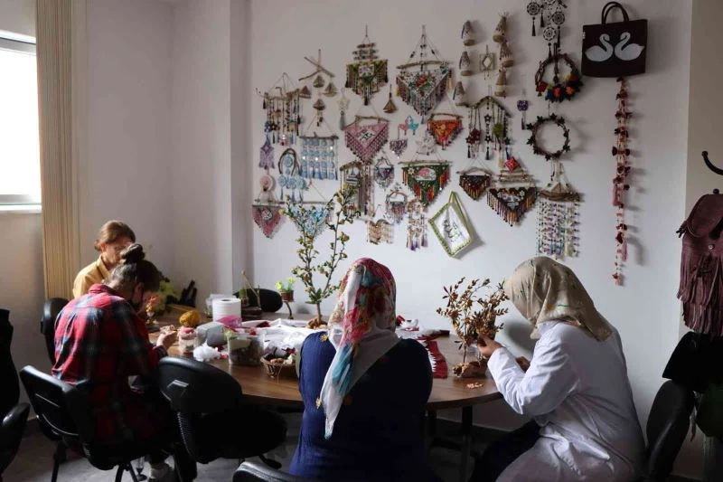 Kadınların elinde şekillenen taşlar değer kazanıyor
