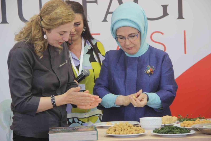 Emine Erdoğan mutfağa girdi yemek yaptı
