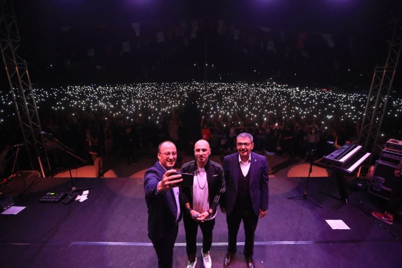 Pamukkale’de binlerce genç ‘Gripin’ konserinde coştu
