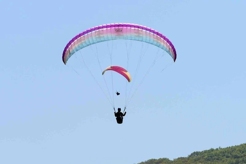 Kostümlerini giyip gökyüzünde uçtular
