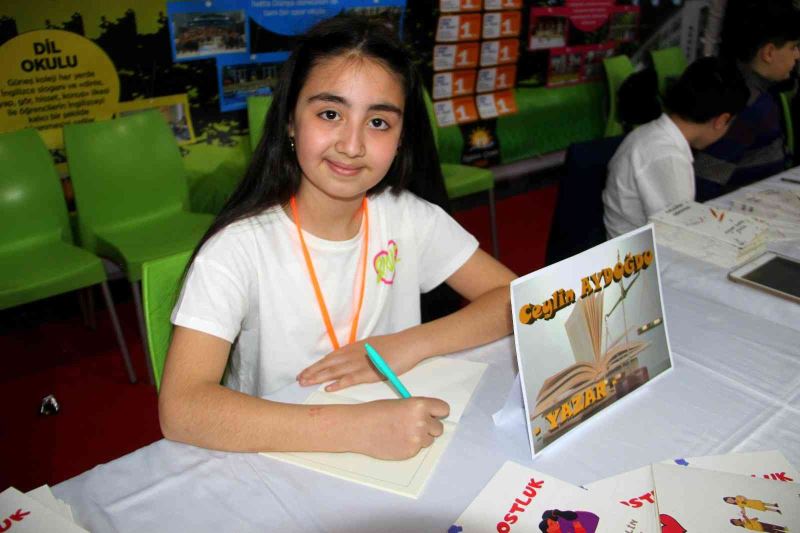 Küçük yazar Ceylin Aydoğdu kitabını imzaladı
