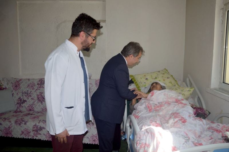 İhtiyaç sahibi hastalara motorlu hasta yatağı ulaştırılıyor

